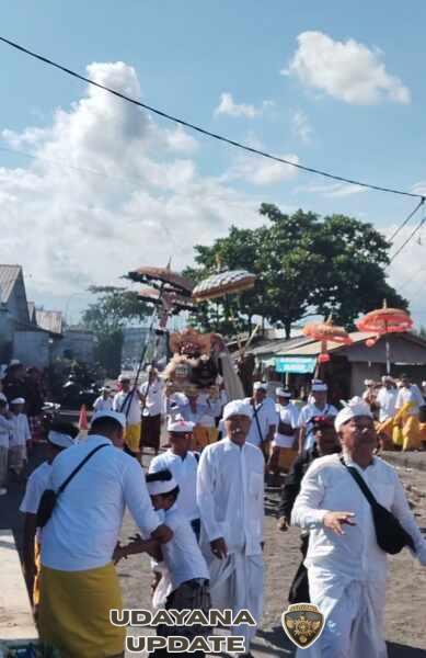 Babinsa Kawal Prosesi Melasti Warga Gianyar Menuju Pantai Lebih, Lalu Lintas Tetap Lancar