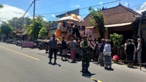 Aparat TNI Polri Dan Pecalang Di Desa Takmung Kawal Prosesi Pengabenan