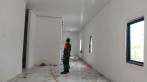 Babinsa Lembongan Turun Lokasi, Tinjau Progres Pembangunan Dapur Sehat MBG