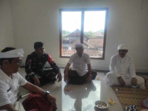 Kuatkan Sinergi Bersama Aparatur Desa, Babinsa Kamasan Hadiri Persembahyangan Piodalan Di Pura kantor Desa