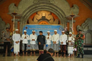 Babinsa Koramil Banjarangkan Hadiri Acara Pengukuhan Prajuru Desa Adat Sidayu Tojan