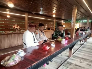 Babinsa Desa Sekumpul Dampingi Danramil Sawan Hadiri Pemelaspasan dan Peresmian Hanging Resto & Bar