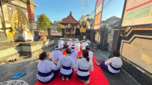 Babinsa Koramil Banjarangkan Hadiri Upacara Keagamaan Di Kantor Desa Tohpati