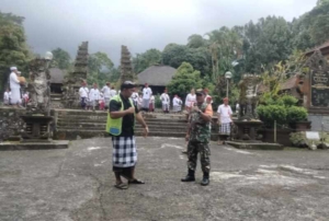 Babinsa Wongaya Gede Amankan Mendak Tirta Karya Agung di Pura Luhur Batukaru dan Puncak Kedaton
