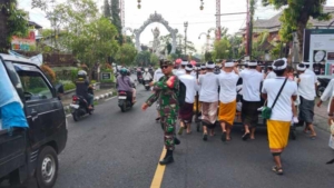 Babinsa Gianyar Kawal Prosesi Suci Mendak Toya Ning di Pura Gunung Merta