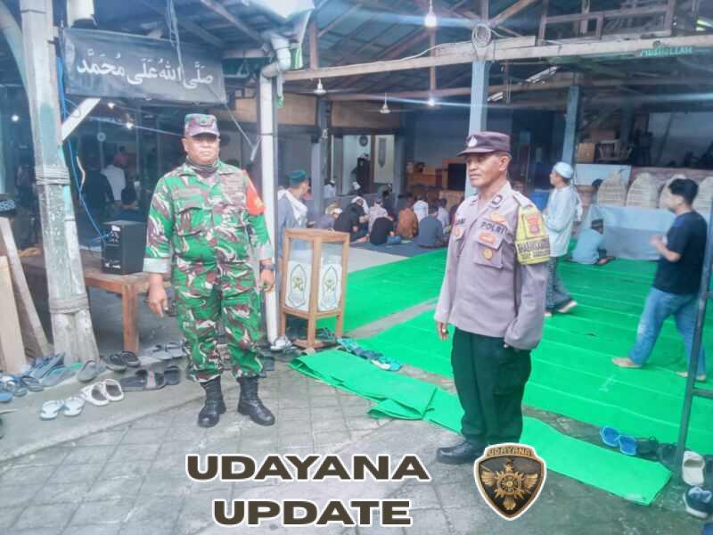 Babinsa Tegallalang Bersama Banser Amankan Sholat Jumat, Arus Lalin Tetap Lancar