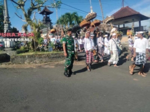 Babinsa Semarapura Kaja Bersama Pecalang Beri Pengawalan Upacara Ngider Buana