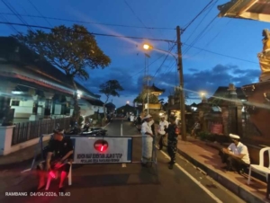 Kawal Piodalan, Babinsa Semarapura Kauh Berkolaborasi Bersama Pecalang
