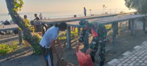 Sambut Gerakan Kulkul PKK, Babinsa Sanggalangit Bersinergi Gelar Gotong Royong di Areal Pura Segara