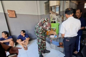 Babinsa Desa Tiga Bersinergi Laksanakan Razia dan Tes Urine di Lapastik Bangli