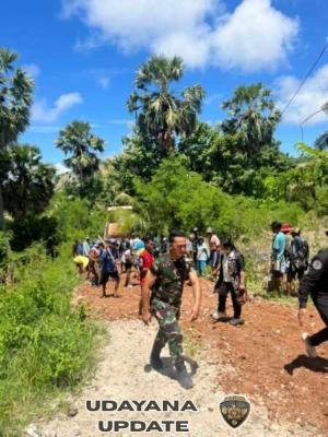 Dandim 1627/Rote Ndao Turun Langsung Karya Bakti, Perbaiki Jalan Bersama Warga Desa Dodaek