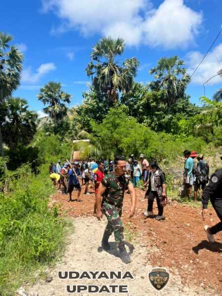 Dandim 1627/Rote Ndao Turun Langsung Karya Bakti, Perbaiki Jalan Bersama Warga Desa Dodaek