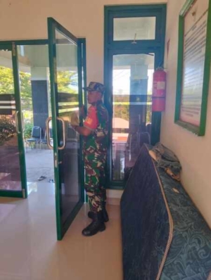 Anggota Koramil 1628-04/Poto Tano Laksanakan Pembersihan Kantor, Lingkungan Bersih dan Nyaman