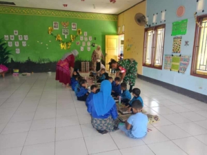 Babinsa Tambak Sari Dampingi Program Makan Bergizi Gratis di PAUD HI Tunas Harapan