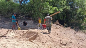 Babinsa Koramil 05/Waingapu Dampingi Pembangunan Jembatan Garuda di Kelurahan Wangga