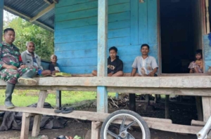 Babinsa Tabundung Melaksanakan Komsos Dengan Mengajak Warga Jaga Kamtibmas
