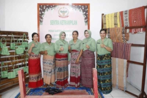*Menuju PERSIT BISA 2 Tahun 2026, Persit Kodam IX/Udayana Angkat Tenun Ikat Alam Khas Perbatasan ke Panggung Nasional*