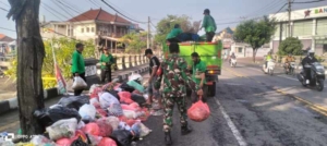 BABINSA KORAMIL 1611-07/DENPASAR BARAT RESPON CEPAT TANGANI SAMPAH LIAR DI WILAYAH