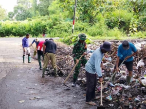 Gerak Cepat Koramil 1607-04/Alas dan Warga Bersihkan Titik Rawan Sampah di Buer