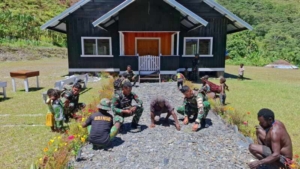 ‎*Satgas Yonif 743/PSY Pos Pintu Angin Bersama Warga Gelar Karya Bakti Bersihkan Gereja Doligobak*