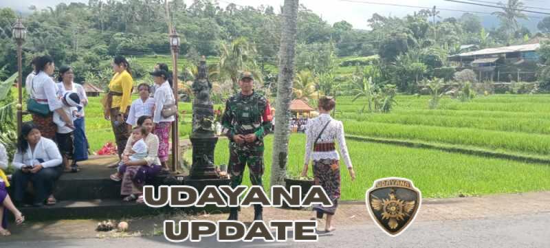 Babinsa Jatiluwih Amankan Lalu Lintas Piodalan di Desa Adat Gunungsari
