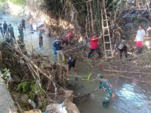 Warga dan Aparat Bersatu, Sungai di Dencarik Dibersihkan Usai Banjir Bandang