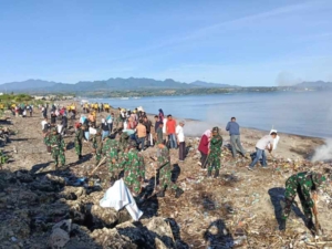 Sinergi TNI, Pemda, dan Warga Bersihkan Pantai Kalibaru dan Jempol