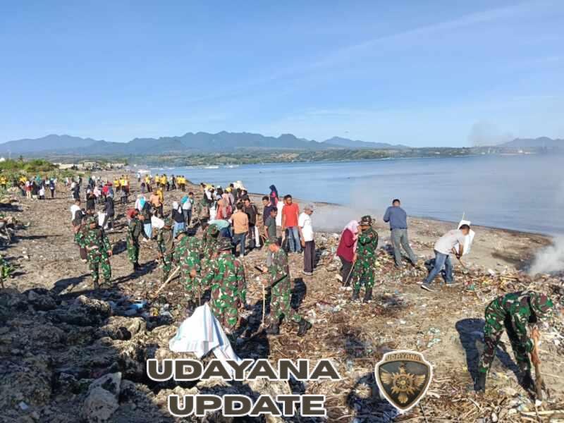 Sinergi TNI, Pemda, dan Warga Bersihkan Pantai Kalibaru dan Jempol