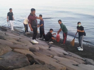 Babinsa Banyuasri Pimpin Aksi Bersih Pantai Camplung, Wujud Nyata Kepedulian Lingkungan
