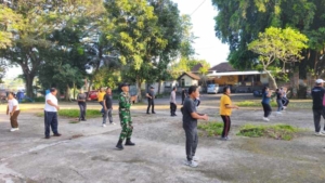 Kolaborasi TNI Bersama Pemcam Dan Pemdes, Babinsa Tusan Ikut Serta Aksi Bersih Lingkungan