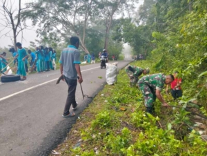 ‎Sinergi TNI dan Masyarakat, Jalan Raya Lenangguar Kembali Bersih dan Aman