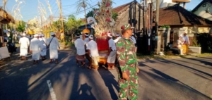 Babinsa Pering Kawal Tradisi Mendak Bagia Pulekerti, Prosesi Adat Berjalan Aman dan Khidmat