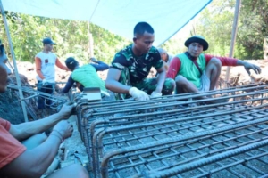 TNI AD Bangun Jembatan Gantung di Labuhan Badas, Warga: Ini Kebahagiaan Luar Biasa