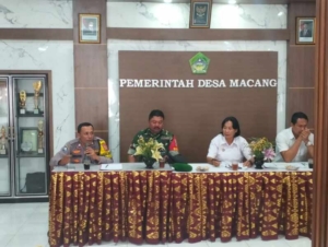 Babinsa 1623-07/Bebandem Hadiri Rapat Pembangunan Jalan Pura Batu Madeg Menuju Pura Pesimpenan