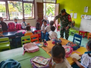 Babinsa Getakan Kunujungi TK Widya Bhuana Sari