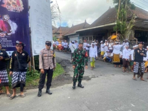 Aparat TNI Polri Di Desa Timuhun Bersinergi Gelar Pengamanan Upacara keagmaan