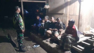 ‎Koramil Ropang Hadir di Malam Hari, Pastikan Wilayah Lenangguar Tetap Aman