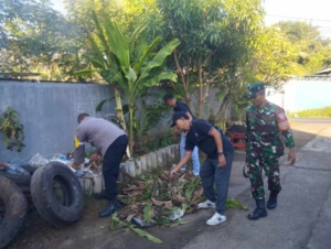 Bersih-Bersih TPSR, Babinsa dan Warga Keramas Kompak Jaga Lingkungan