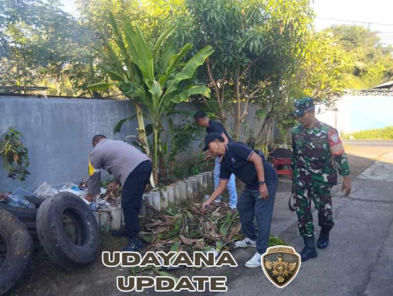 Bersih-Bersih TPSR, Babinsa dan Warga Keramas Kompak Jaga Lingkungan