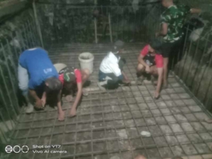 Malam Bukan Penghalang, TNI Bersama Warga Kebut Pembangunan Jembatan Garuda di Alas Barat