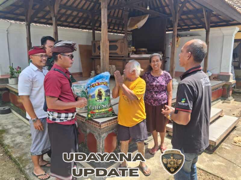 Babinsa Sesandan Dampingi Penyaluran Bantuan Sembako untuk Korban Puting Beliung di Tabanan