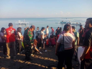 Babinsa Banyuning Sertu Gede Sutisna Pimpin Semangat Kartini Lewat Aksi Bersih Pantai Kubujati