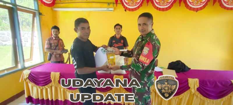 Babinsa Larantuka Kawal Penyaluran Bantuan Beras dan Minyak di Tanjung Bunga