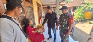 Babinsa Desa Jegu Kawal Penyaluran Sembako untuk Warga Kurang Mampu