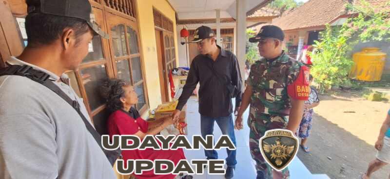 Babinsa Desa Jegu Kawal Penyaluran Sembako untuk Warga Kurang Mampu