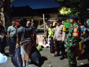 Babinsa Peltu Gd Ribek: Disiplin Buang Sampah, Upaya Adaptasi Pasca Penutupan TPA Suwung