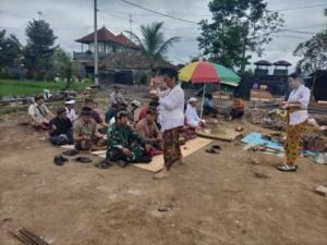 Danramil 1609-07/Busungbiu Hadiri Upacara Ngruak Pembangunan KDKMP di Desa Umejero