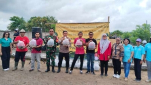 Sinergi Peringati Hari Kartini dan Hari Bumi, Danramil Kediri Turun Langsung Bersihkan Sungai dan Tebar Benih Ikan