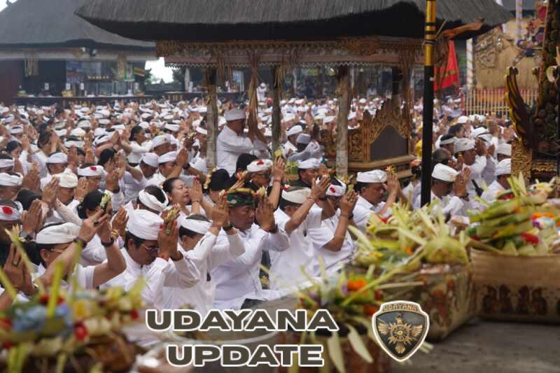 Danrem 163/WSa dan Wayan Koster Khidmat Sembahyangan Penyineban IBTK di Pura Besakih