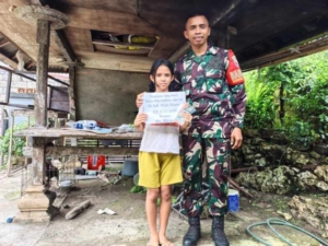 Babinsa Klumpu Salurkan Dana Pendidikan Dari Yayasan Satu Hati Bali